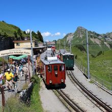 シーニゲプラッテの駅とレトロな登山電車