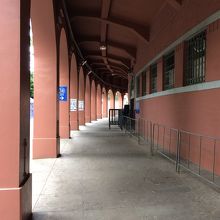 応援席出入口付近では大学オリジナルの応援グッズが販売される