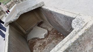 岩場を掘って造られました