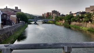 茶屋街周辺の川べりはたいへん風情があり、魅力的