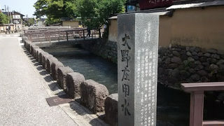 暑い金沢の長町武家屋敷を清流が音をたてて流れていく様は、いくらか涼しげをもたらしてくれ、最高