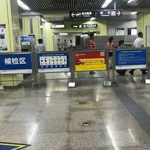 地下鉄駅の様子。セュリティーチェックもアリ