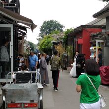 オシャレなカフェ等が胡同に軒を連ねています