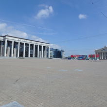 左の建物が共和国宮殿の外観