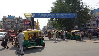 ニューデリー駅前の目抜き通り