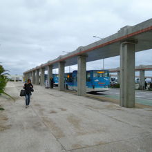 空港到着口車寄せ左側にバス停有り