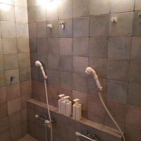 風呂は洗い場シャワーが2つ。やや狭いが貸切可能