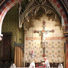 台の上の赤いケースに聖遺物の納められたケースが入っています。