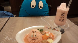 バーバパパのピンクのカレーや、まっくろカレーなど、写真映えするだけじゃなく、味も美味しいカフェ!