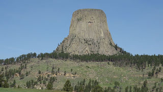 草原の中の不思議な形の岩山