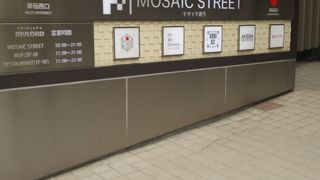 お店がたくさん並ぶ坂