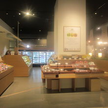 道産食材を扱うHUGさんのブースもあります