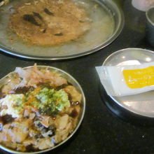 もんじゃ焼は、慣れないと食べ頃の見極めが難しい…