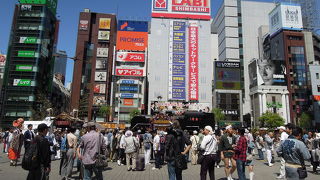 街頭インタビューでおなじみの場所