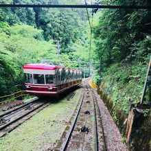 途中で降りのケーブルカーとすれ違います