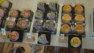 店内には工芸菓子が飾られていたりして本格的