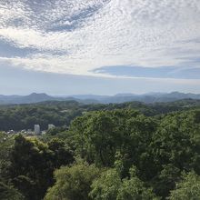 さざえ堂から遠く白山が見える