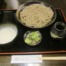 とろろそば（冷）大盛の様子