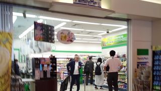 空港内のコンビニ