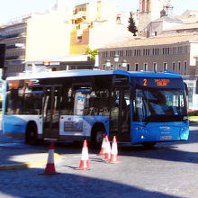 水道橋バス停に停車中のローカルバス