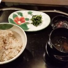 ガーリックライスとみそ汁、漬物