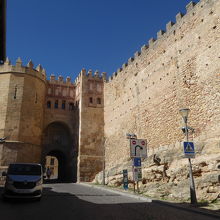 城壁の一部にあるサンティアゴ門から街に出入りします