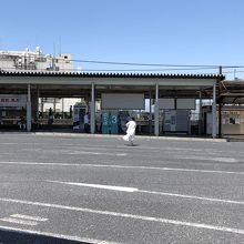 石山駅バスターミナルは③番です。