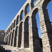 圧倒的な迫力を感じさせるローマ水道橋