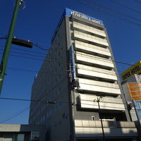 ホテル外観。コンビニが近い