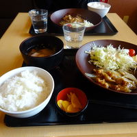 無料の夕食。30食限定で人気あり。味はそれなり