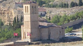 セゴビア街はずれにあるラ ベラ クルス教会