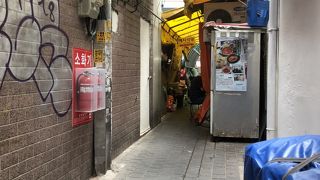 路地にある温かみのあるお店でした