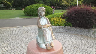 山下公園の赤い靴はいてた女の子像