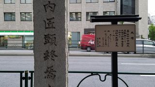 日比谷通りに面して立つ石碑