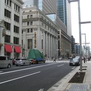 日本橋中央通に面して建つビル