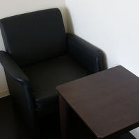 ベッドの横にあるイスとテーブル。使い勝手もいい。