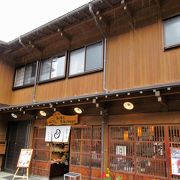 柿乃坂店では豆吉本舗の豆菓子を中心に、飛騨の漬物や特産物を売っています。