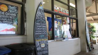 クイーンズ・サーフ・ビーチの前になるのでビーチが一望できるオープンテラスのカジュアルなカフェです。