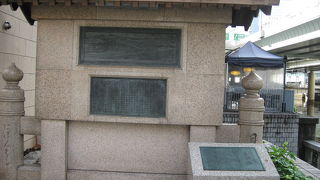 日本橋南詰めに建つ碑