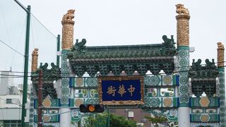 学校の間に立っています