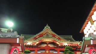 神社の社殿ような赤い本堂が特徴的です。