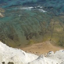 透き通った青い海