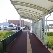 米子空港と駅の通路、徒歩3分