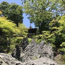 岩の上にお堂