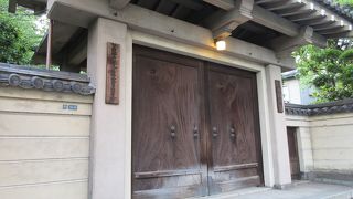 周囲を囲む塀は威圧感を抑えるためなのかベージュに塗られていました。