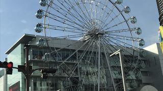 街中の観覧車