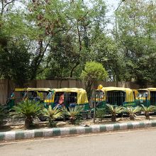 どこも、駅前にはリクシャーの列が