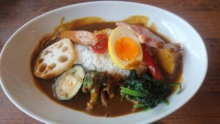 落ち着いた店内のカレー屋