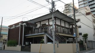 壁の一部が法隆寺正倉院の校倉造りを彷彿とさせるデザインでした。