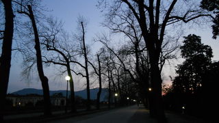 城壁の上を歩けます